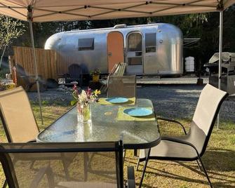 Airstream on the Cowichan River - Duncan - Patio