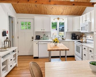 Brimfield Bungalow 31 in lake community close to Sturbridge - Brimfield - Kitchen