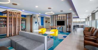 Microtel Inn & Suites by Wyndham Hot Springs - Hot Springs - Lobby