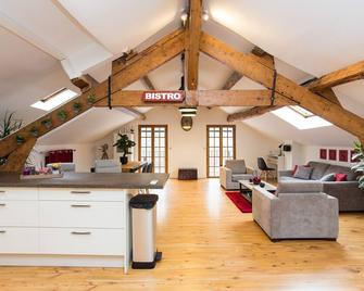 LB Vacation Rentals I Big Loft 107m2, 10min Walk to Palais des Festivals - Cannes - Living room