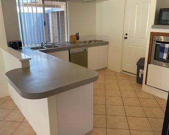 Ocean Keys Family Accommodation Family style, pet friendly home. - Clarkson - Cocina