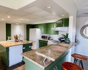 Short Drive to Point Pelee! Forget Your Worries in This Spacious & Serene Space - Leamington - Kitchen