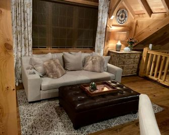 Waterfront Barn Accommodation Ideal for a Weekend Getaway from Philadelphia - Middletown - Living room