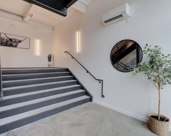 Chic Downtown Apt: Beale St, Food & Fun Steps Away - Memphis - Stairs