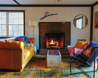 Cozy & Curated w Fire Pit Fireplace & Fast WiFi - New Market - Living room