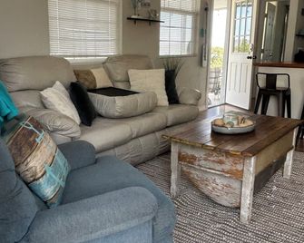 Beautiful 2-bedroom cozy getaway beachside with outdoor patio and lake toys - Elephant Butte - Living room