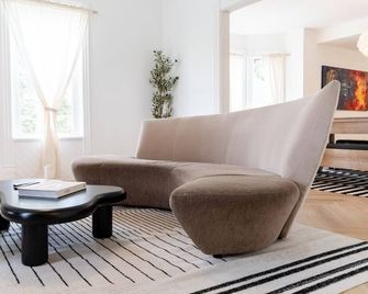 County Cove - Newly Renovated Century Home - Trenton - Living room