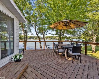 Little Twin Lake Cottage, Relaxing Updated Lakehouse - All Sports Lake - Dowagiac - Patio