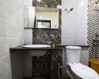 Fabhotel Cruz Royale - Nr- Bandra West - Bombay - Baño