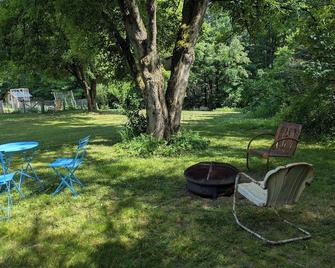 Cozy Tiny Home in charming Bristol VT, close to major ski areas - Bristol - Patio