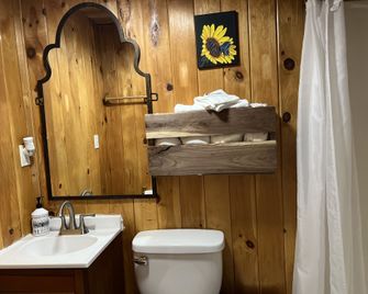 Kozy Haven Log Cabin Rentals - Columbia - Ванна кімната