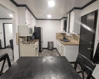 3 bedroom with 4 beds, 2 bathroom. Central to Los Angeles Metro Area, 7119 - Downey - Kitchen