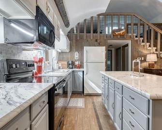 Unique Cabin - near VT, Radford U, Pete Dye Golf Course, New River, Claytor Lake - Radford - Küche