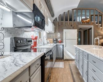 Unique Cabin - near VT, Radford U, Pete Dye Golf Course, New River, Claytor Lake - Radford - Küche