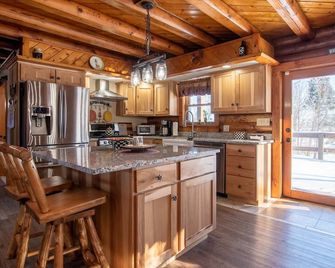 Easy Street Getaway: Wine Trail Cabin Retreat - 1/4 Mile from Cayuga Lake - Seneca Falls - Kuchyň