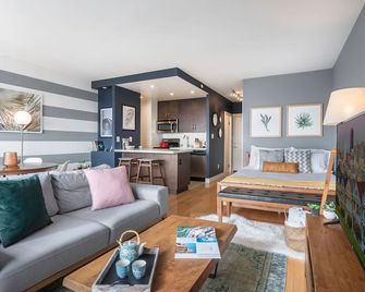 Bright Nob Hill Studio w/ Gym, Sauna + City View by Blueground - San Francisco - Living room