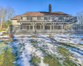 Berkshires Apt w/ Deck & Mtn Views! - Richmond - Building