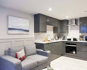 Somers Suites Apartments - Leeds - Kitchen