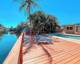 Lakefront Villa & Pool Perfect Stay Near Beaches - فورت لاودردال - حوض السباحة