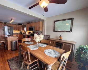 Lakeside cottage with lake and mountain views, boat launch access & amenities. - Westport - Dining room