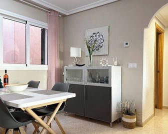 Traumhafte Familien-Ferienwohnung mit Dachterrasse & Pool - Cales de Mallorca - Dining room