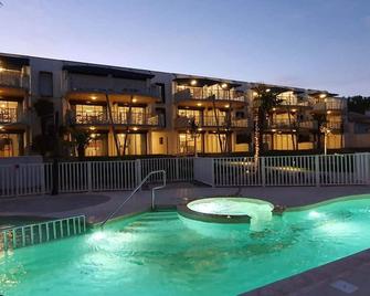 Appartement avec balcon, 1 chambre, piscine, jacuzzi, parking privé, accès direct plage et commerces - FR-1-194-221 - La Tranche-sur-Mer - Piscine