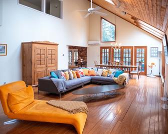 Four Season Catskills Home - Secluded & Spacious W/ Secret Waterfall - Margaretville - Huiskamer