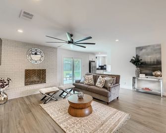 Eclectic & Colorful Austin Mural Home - near the BEST attractions! - Round Rock - Living room