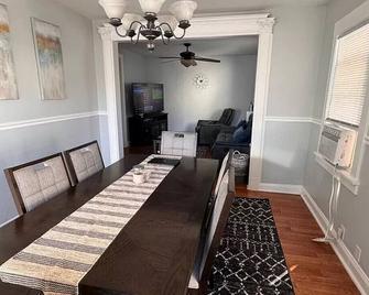 Luxurious Retreat In A Tranquil Small Town For A Peaceful Getaway - Andover - Comedor