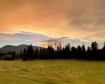 Cozy Tiny House Surronded by Thompson Falls and the Montana Mountains - Thompson Falls - Vista del exterior