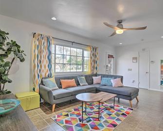 Chic Palm Springs Home w/ Patio, Grill & Yard - Palm Springs - Sala de estar