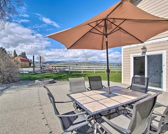 Ellensburg Home with Mountain Views on 3 Acres! - Ellensburg - Patio