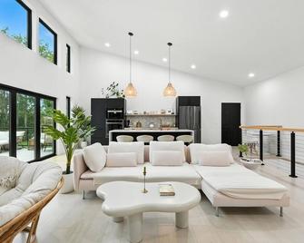 Experience Happie Space on Snow Lake, a Luxurious Lakefront Retreat with Privacy - Fremont - Sala de estar