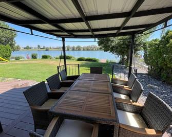 Edgewater Paradise Hottub Private Dock & Game Room - Moses Lake - Patio