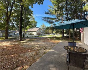 Great room w/ pool table in a 1-bdrm party barn in Newaygo; River access - Newaygo - Patio