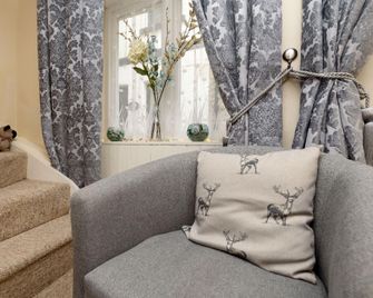 Dolls Cottage - Looe - Living room