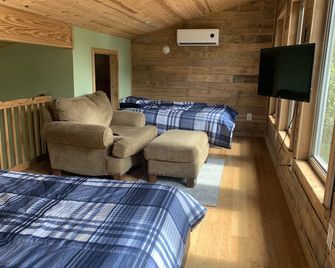 Cozy Cabin on the River - D'Iberville - Living room