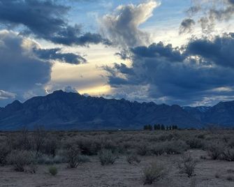 Chiricahua Sunsets -Beautiful 1 BR, pet-friendly RV with stunning mountain views - Rodeo - Vista del exterior