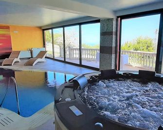 Divine Holiday Home in Giosa Marea with Sauna & Hot Tub - Gioiosa Marea - Balkon