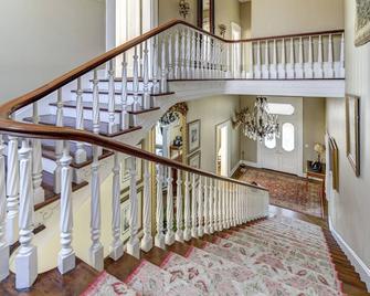 Experience History from the Luxury of a Southern Pre-Civil War Mansion - Vicksburg - Escaleras