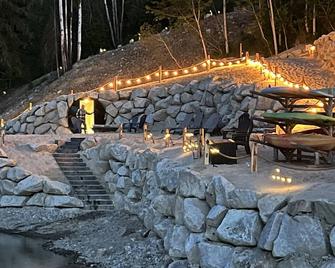 Private Cove River Home with water toys, 200 foot sandy beach and boat dock. - Priest River - Restaurant