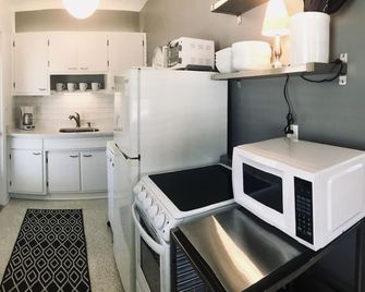 Discounted 2 Bdrm Bungalow W/Pool. Beach, Springs, Fenced Yard, Dogs, No Cats. - North Port - Cocina