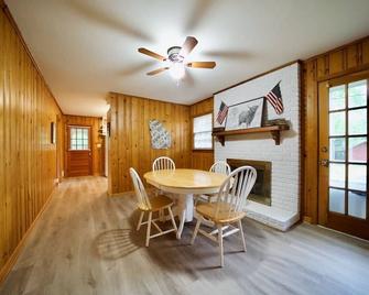 Picturesque Lake Side Home close to the city - Fayetteville - Dining room