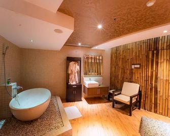 J Icon Hip Hotel - Balikpapan - Bathroom