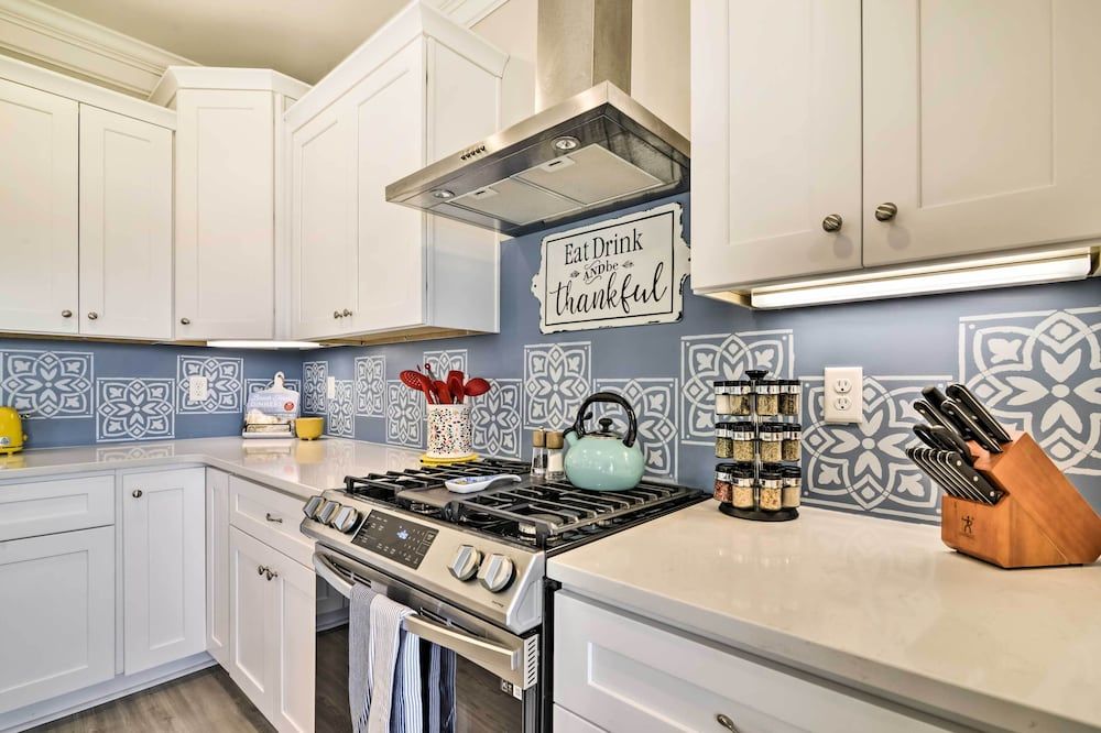 Waterfront Paradise w/ Deck ~ 1/2 Mi to Beach - נורפולק - מטבח