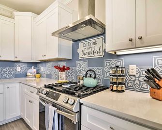 Waterfront Paradise w/ Deck ~ 1/2 Mi to Beach - נורפולק - מטבח