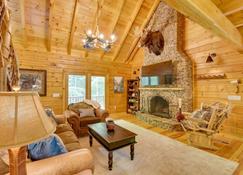 Luxurious Mountain Cabin with Chestatee River Access - Cleveland - Sala de estar
