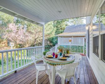 Pretty, Traditional Single-Level Home Close to Beach has Private Dining Deck! - Manzanita - Balcón