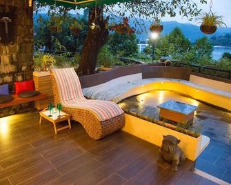Lavasa Luxury Deck Apartment - Lavasa - Balcony