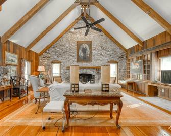 Stately, unique home with lofty ceilings, free WiFi, and a great location - Mount Pleasant - Living room
